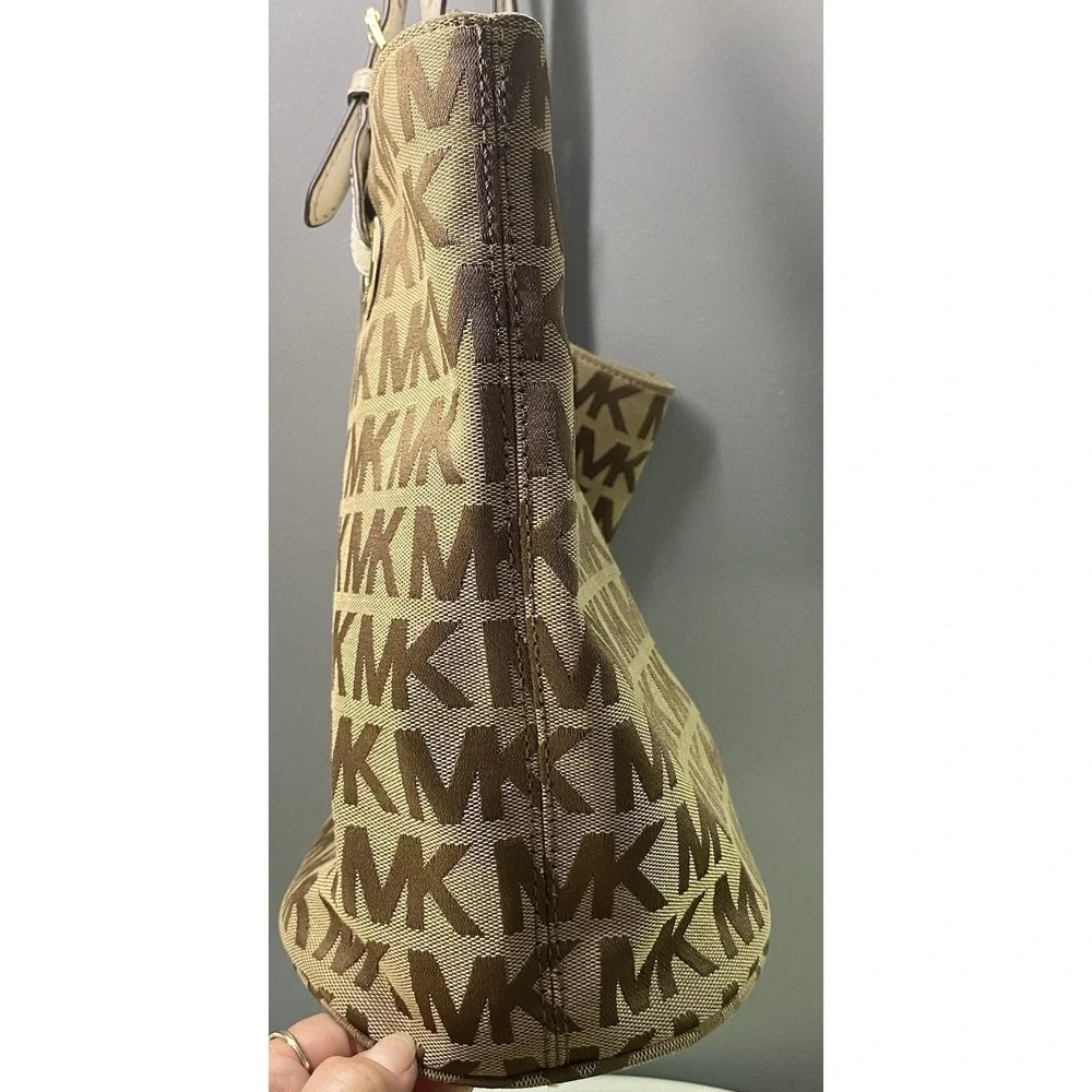 Michael Kors Womens Signature Jet Set Canvas Tote tan and gold. EUC 10x15x6